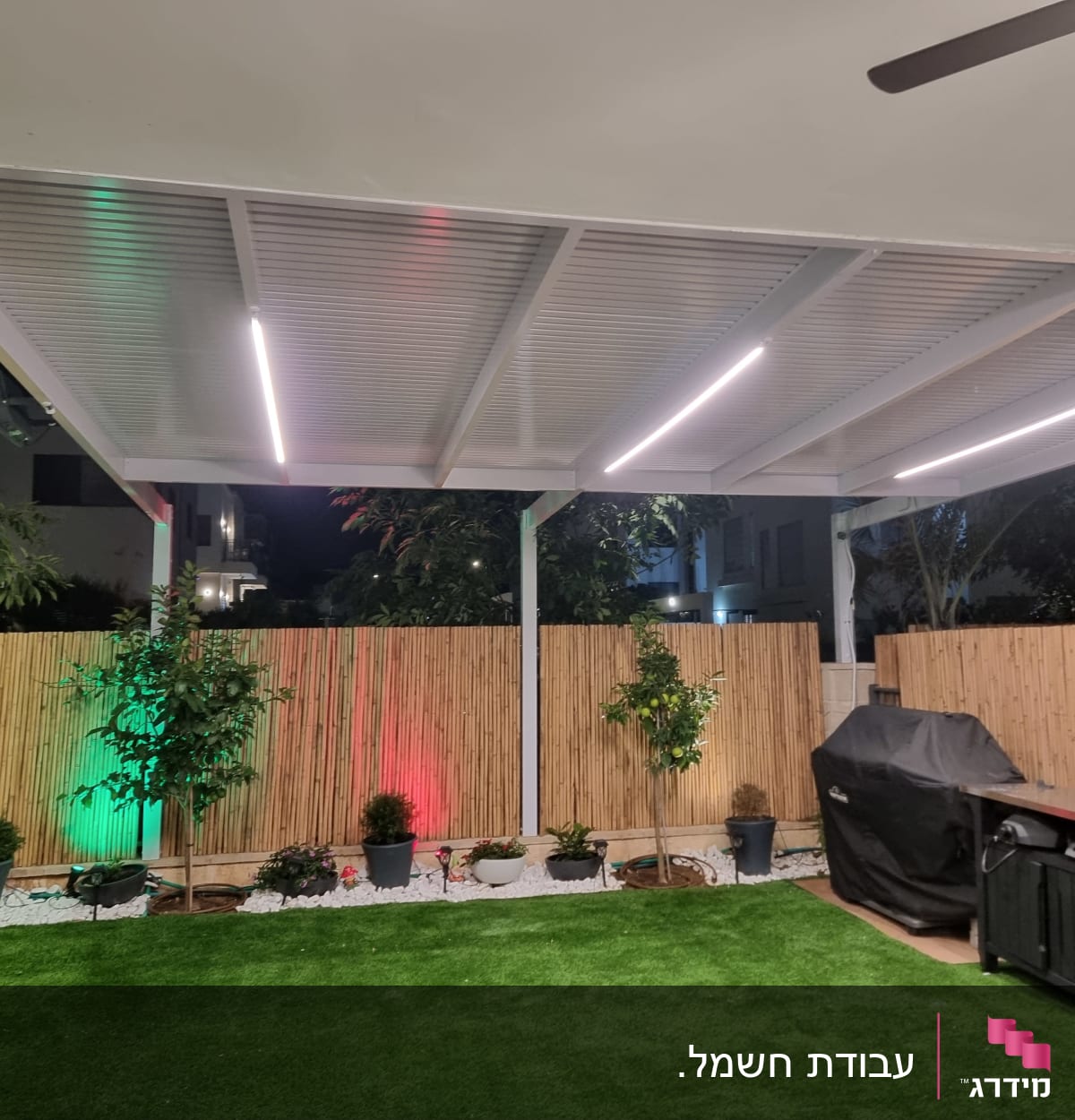 תאורת לד מותקנת בתקרה חיצונית בלילה